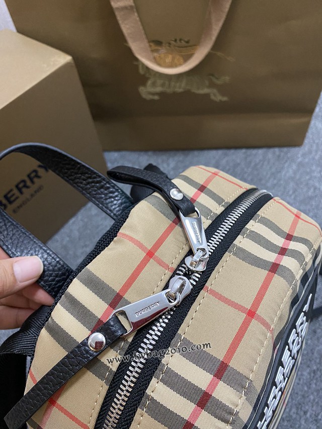 Burberry專門店新款雙肩包 巴寶莉經典格紋男女款後背包 yxb1195